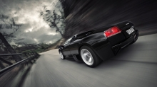 Черный Lamborghini Murcielago на высокой скорости в ненастную погоду